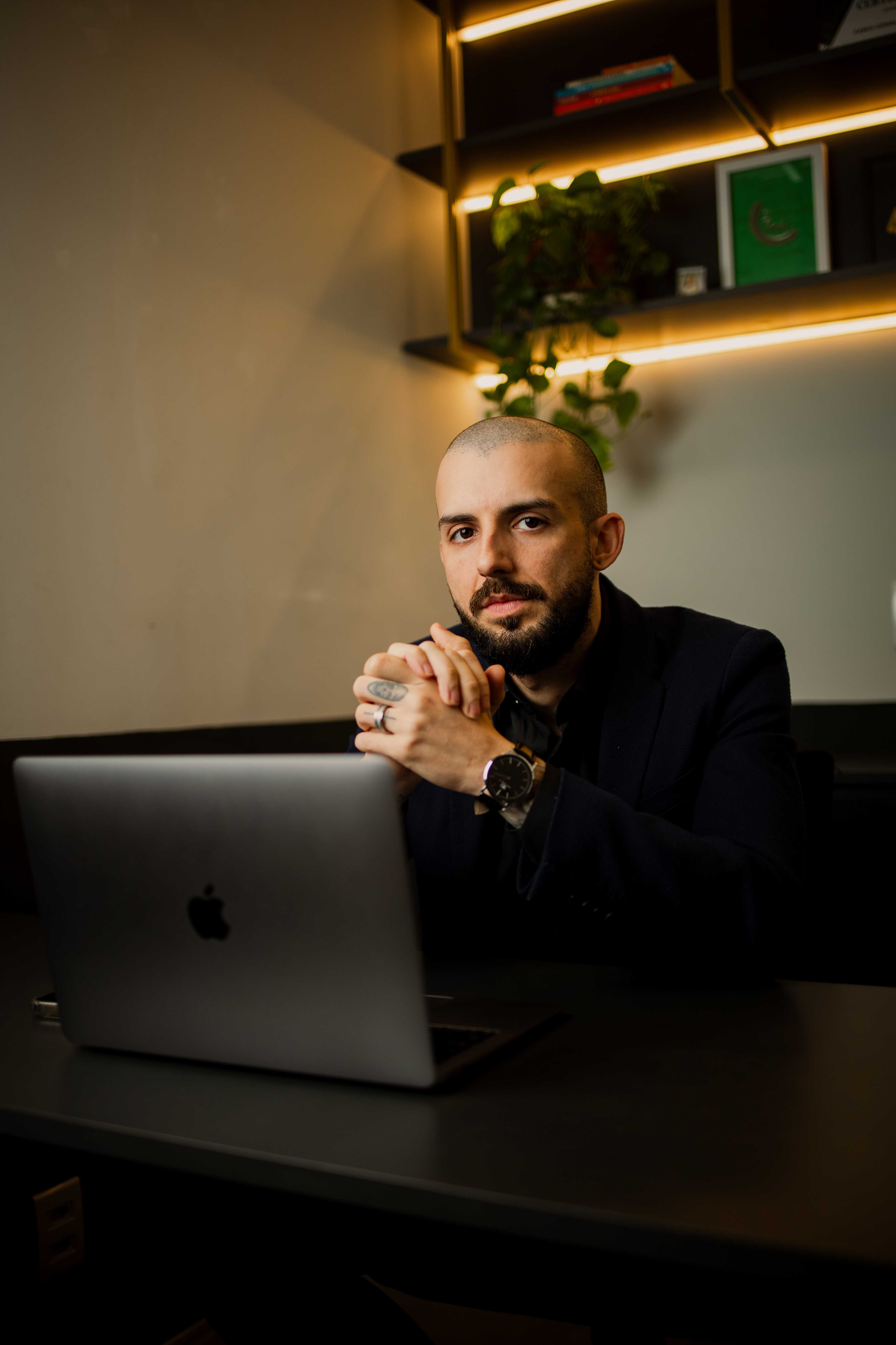 Fabio Bianchi, fundador da Bianchi Digital, trabalhando em seu notebook